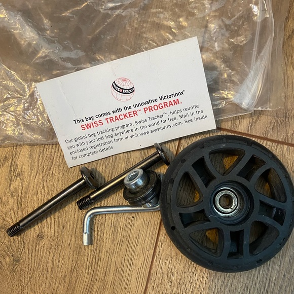 1 Victorinox rolling carry on, 2 Tumi Dopp kits, Travel organizer and amenities - Picture 3 of 16